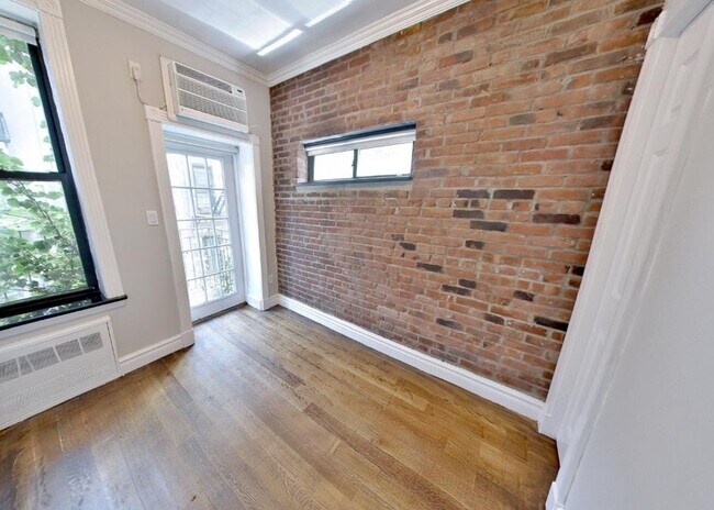 Building Photo - 321 W 16th ST