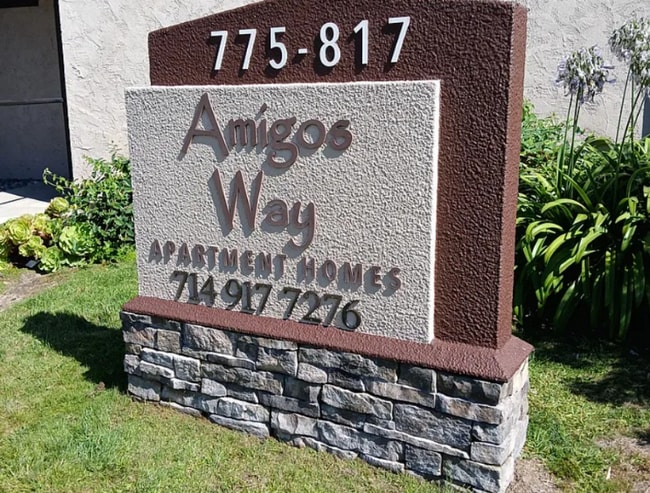 Building Photo - 809 Amigos Way