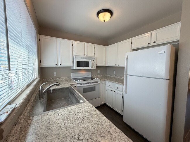 Foto del edificio - Highlands Ranch Rental Backing to Greenbelt — Upgraded, Spacious, and Steps From Everything