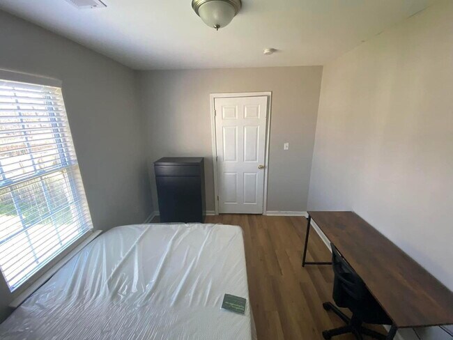 Foto del edificio - The Briana | Large, Spacious Rooms with Work Desks Near South End