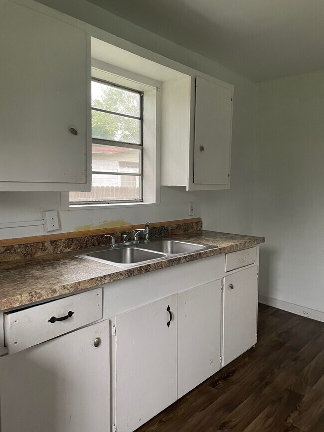 1607 Harry St Unit A, Victoria, TX 77901 1607 Harry St Victoria, TX