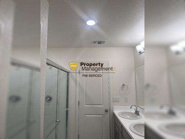 Foto del edificio - "Charming 3-Bed Haven with Granite Elegance in Merced!"