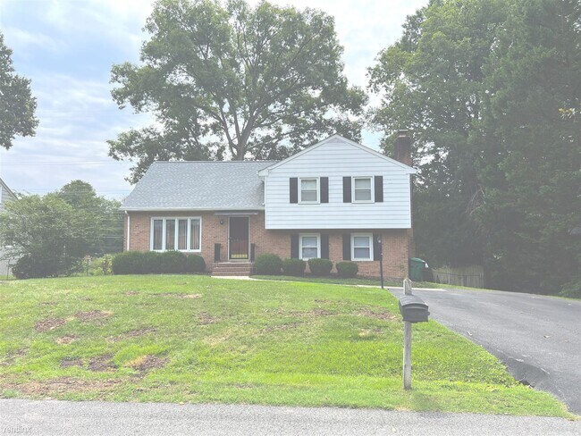 Foto del edificio - 4 br, 2 bath House - 2303 Fon Du Lac Road