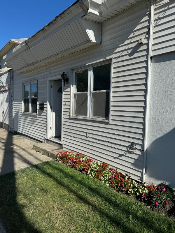 Photo - 106 E 5th St House