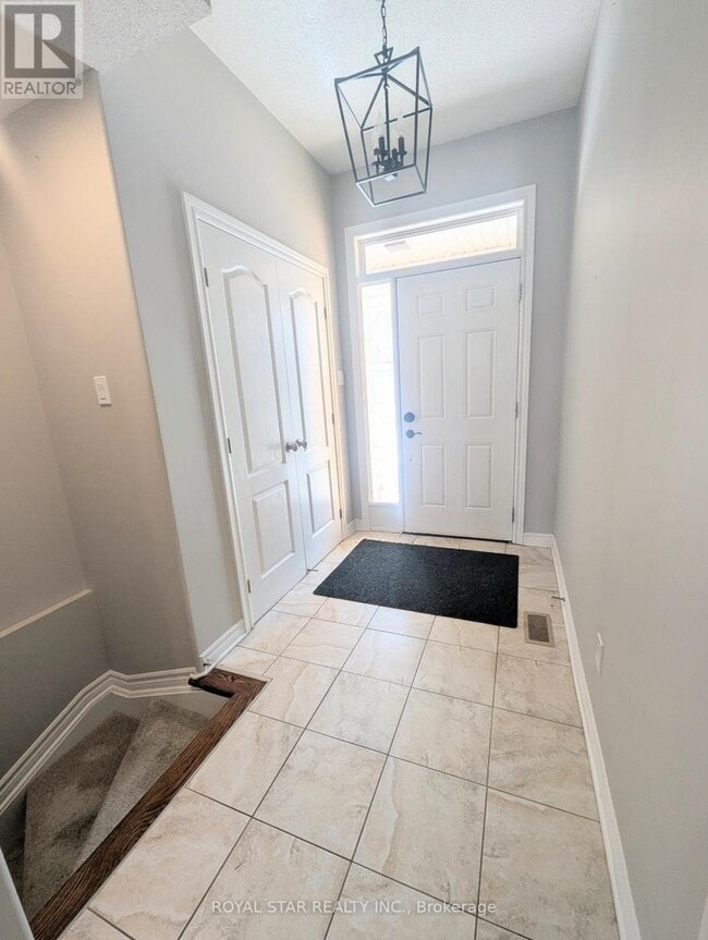 Photo du bâtiment - 210 Talltree Crescent