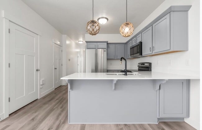 Building Photo - 3 Bedroom/2 Bathroom condo in Vineyard