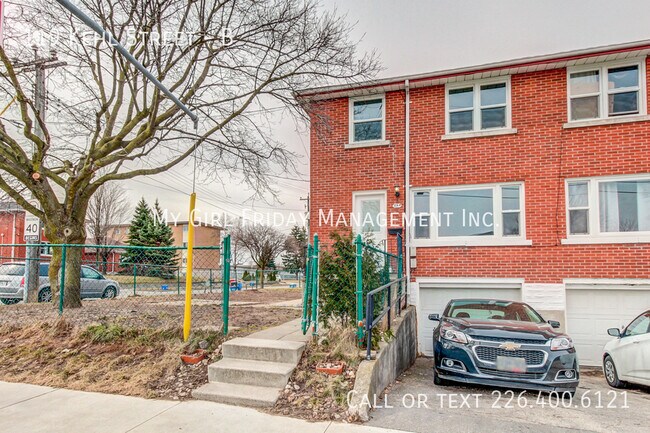 Building Photo - Charming Townhouse for Rent!