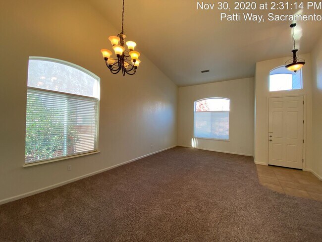 Foto del edificio - Amazing Layout in This Spacious Two Story ...