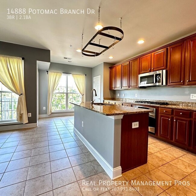 Building Photo - 3 Bedroom Townhome located in Gated Commun...