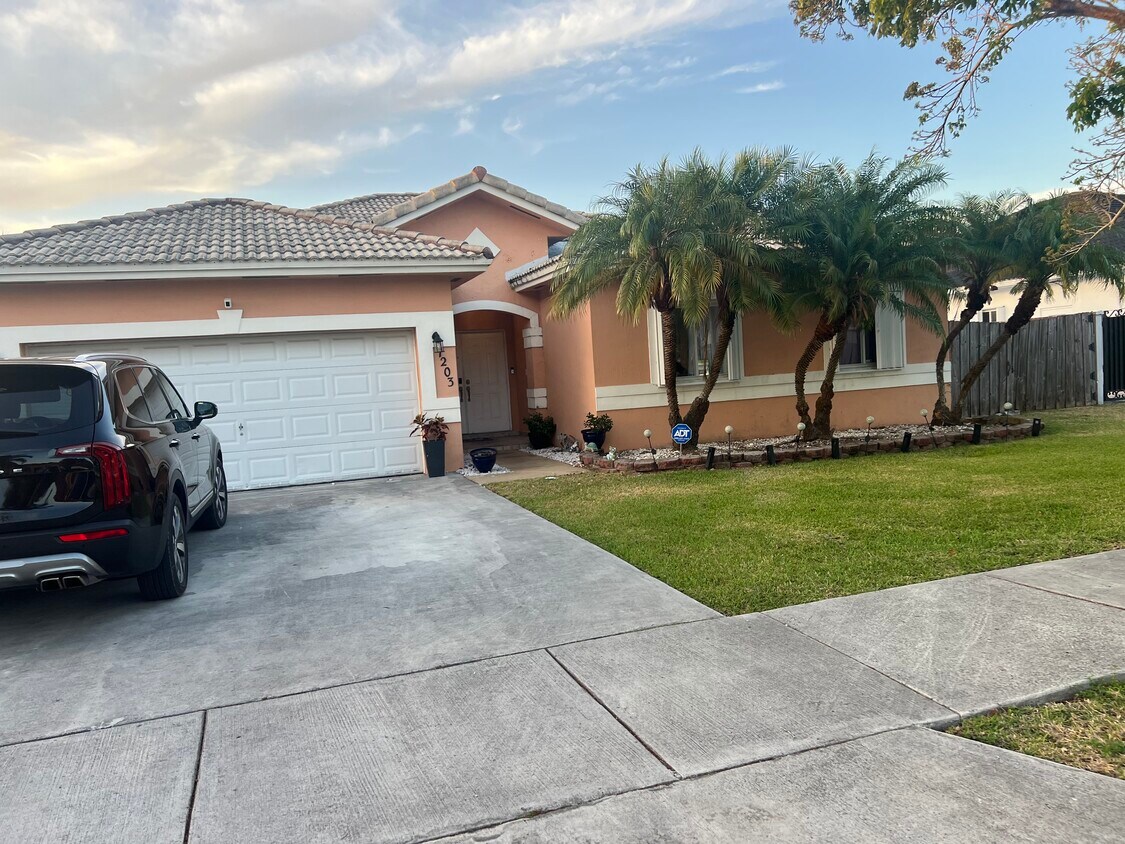 Foto principal - 1203 SE 7th Ct
