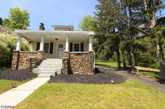 Building Photo - 143 Millbrook Ave