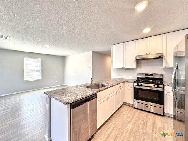 Foto del edificio - 506 Blue Stem Rd