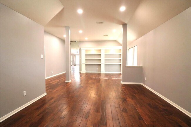 Building Photo - 1423 Greenway Village Dr