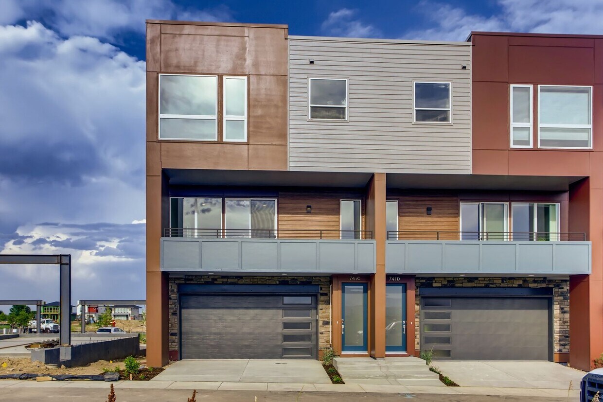 Primary Photo - Immaculate 3 Bedroom Townhome Available Se...