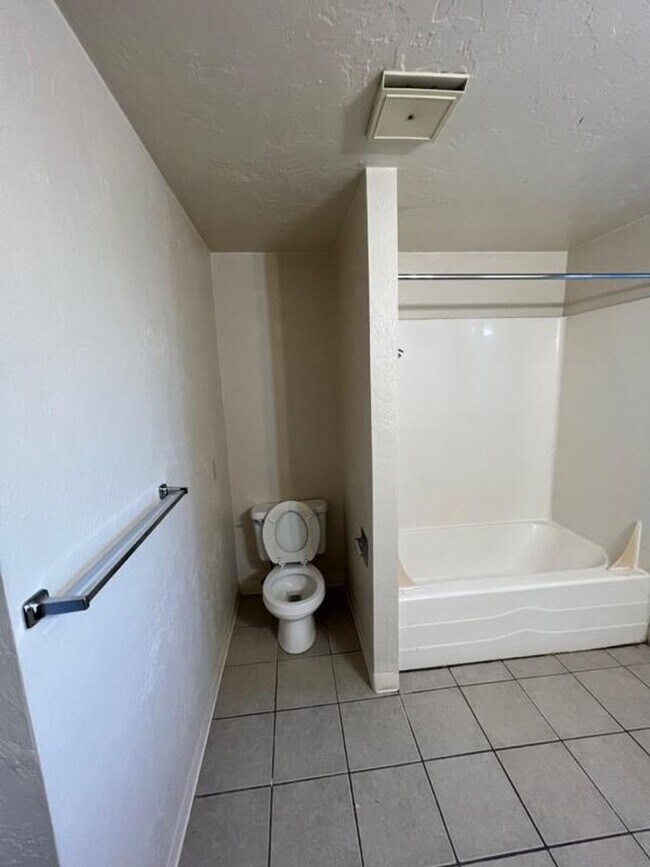 Building Photo - 2 bedroom duplex, 1 bath duplex