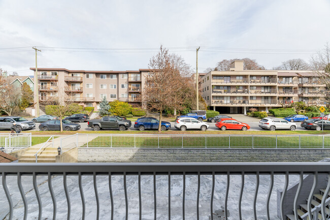 Building Photo - 315 1st St E