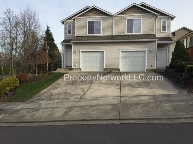 Building Photo - Great 3 Bedroom Gresham Duplex