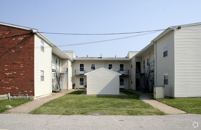 Building Photo - 724 River St