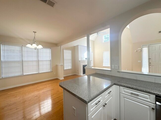 Foto del edificio - 8516 Shady Elm Dr