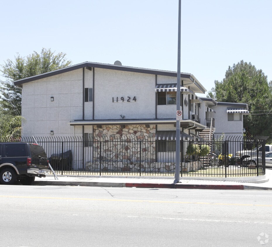 Building Photo - 11924 Vanowen St