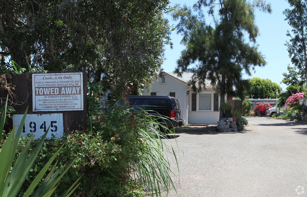 Building Photo - 4945 Comanche Dr
