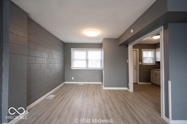 Foto del edificio - 6064 E 16th St