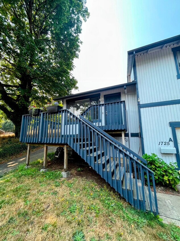 Front Porch - 1725 N Callow Ave