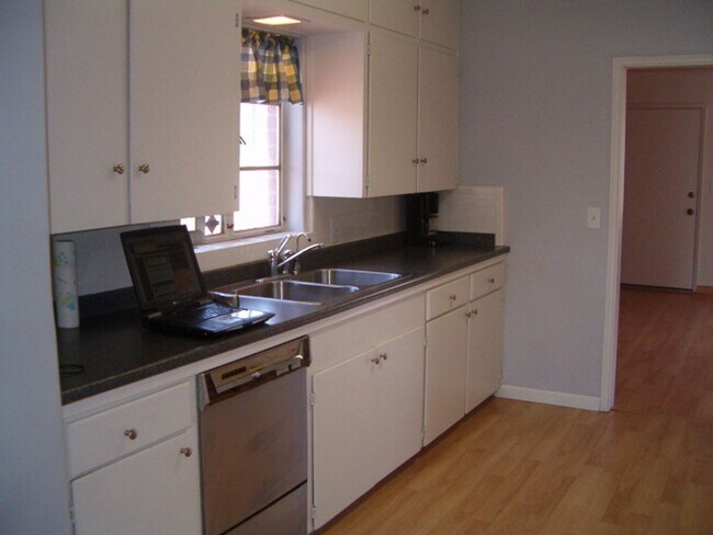 Building Photo - House north of U of A preleasing now for A...