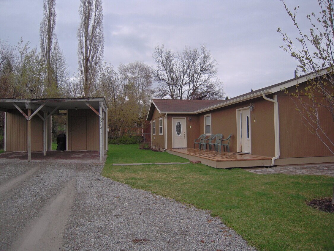 Primary Photo - 2 Bed 1 Bath Duplex in Town