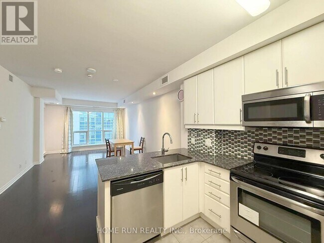 Building Photo - 242 Rideau St