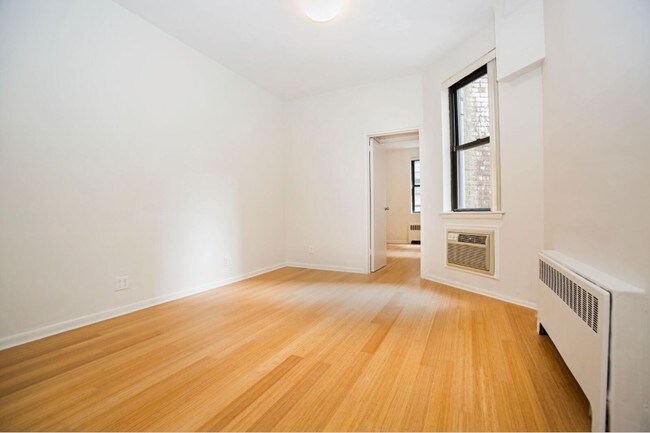 Foto del edificio - 314 W 58th St