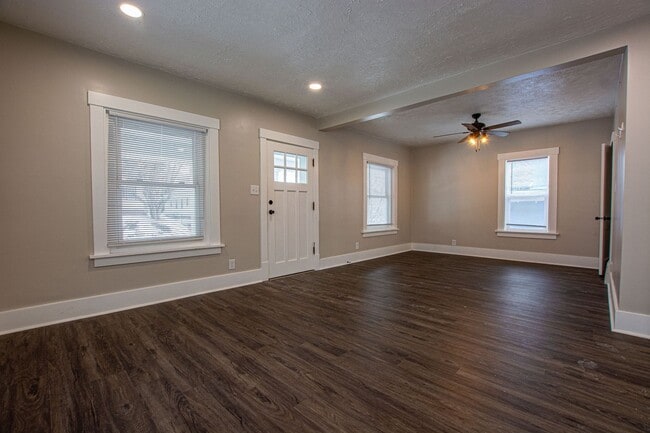 Photo - 3 Bedroom / 2 Bath Home with Garage off 45th and Leavenworth!