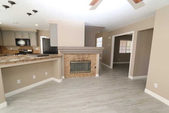 Foto del edificio - Beautiful 2 Story Home With Pool!!!