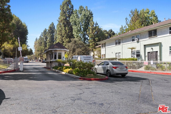 Building Photo - 5830 Bowcroft St
