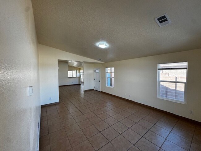 Foto del edificio - Spacious & Immaculate 3-Bed / 2-Bath Home