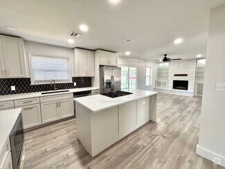 Building Photo - 1359 E 64th St