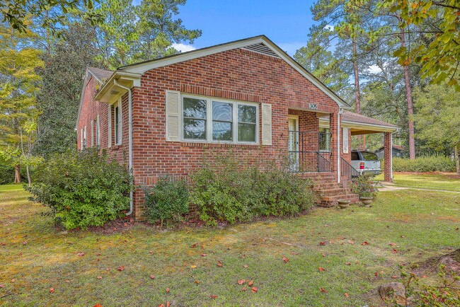 Building Photo - Fully Furnished Classic Summerville Home!