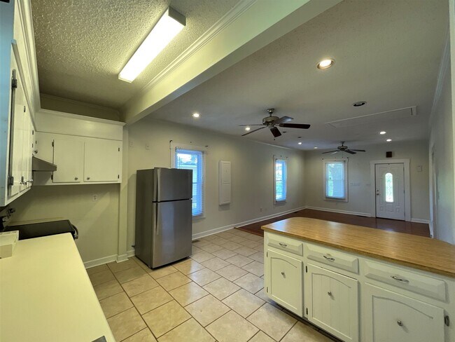 Foto del edificio - T.R. Lawing Realty Property