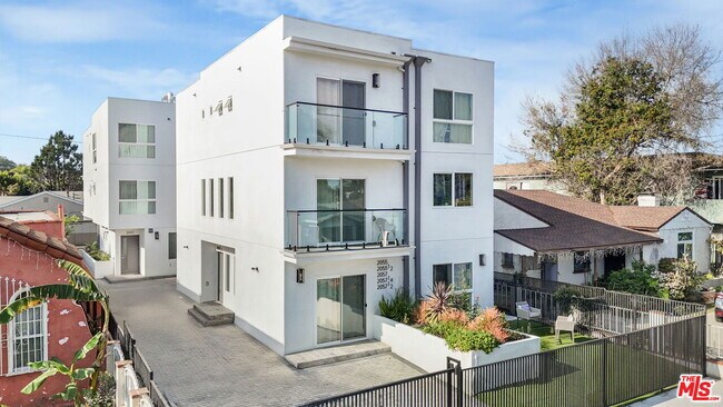Foto del edificio - 2057 1/2 South Garth Avenue, Los Angeles, CA 90034 - 4 BR 4 BA house