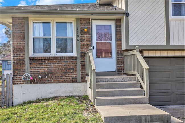 Foto del edificio - 3-Bed, 2-Bath huge duplex in Blue Springs!