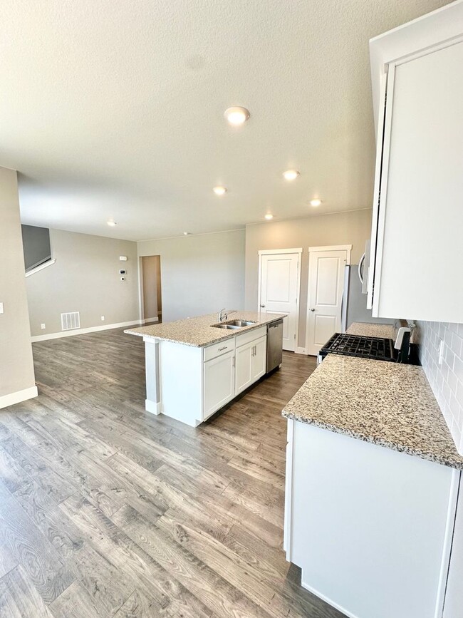 Building Photo - Move In ready home on Castor