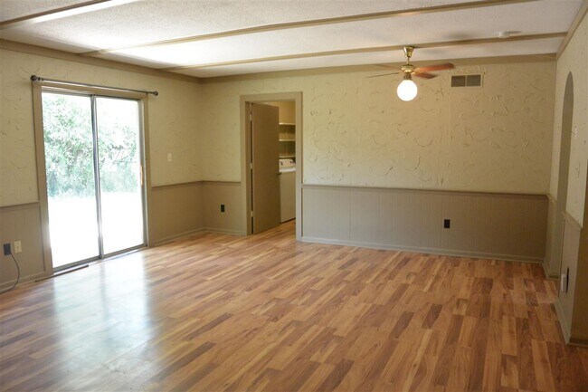 Building Photo - 384 Tararidge Dr