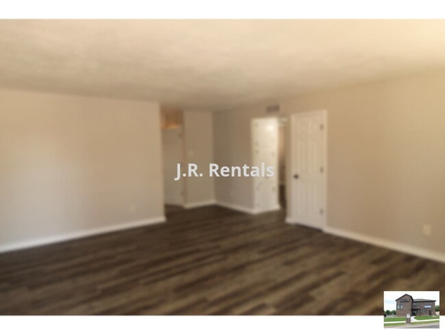 Building Photo - 2102 Hunt Dr