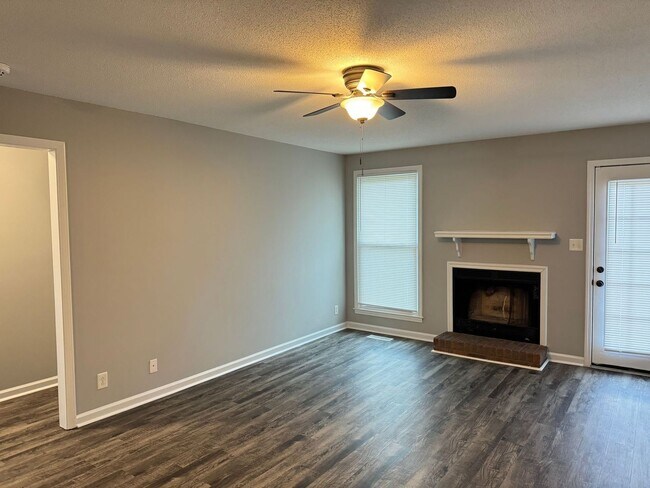 Foto del edificio - Minutes from Post, shopping, and local parks. 3 bed/2 bth, 1200 sq.ft, fenced backyard!