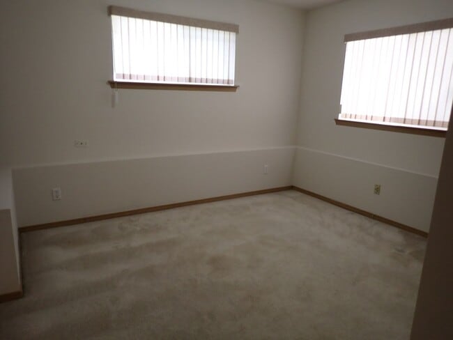 Building Photo - Beautiful 5 Bedroom House Puyallup South Hill