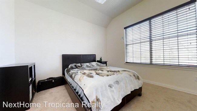 Building Photo - 4 br, 2.5 bath House - 800 Green Meadow Dr