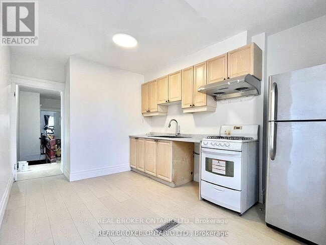 Building Photo - 26 Carr St