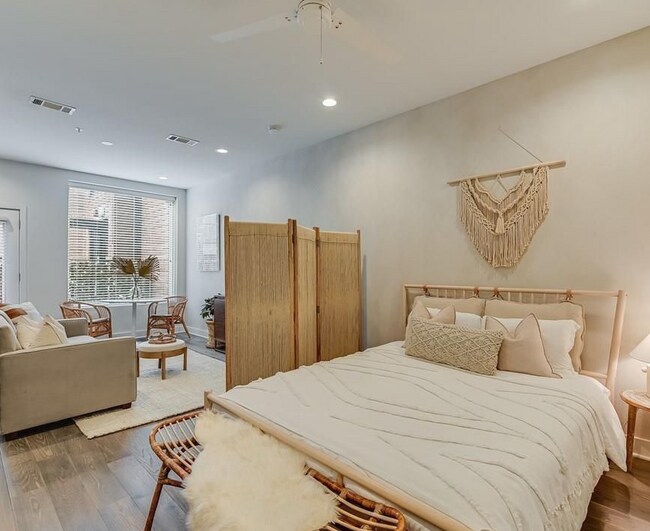 Building Photo - 1800 E 4th St