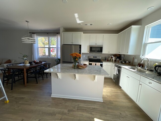 Building Photo - 1250 Hope Vlg Wy