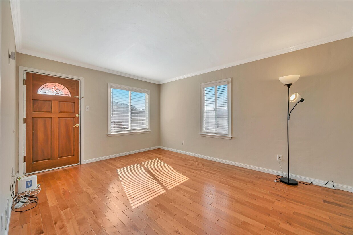 Primary Photo - 735 2nd Ln